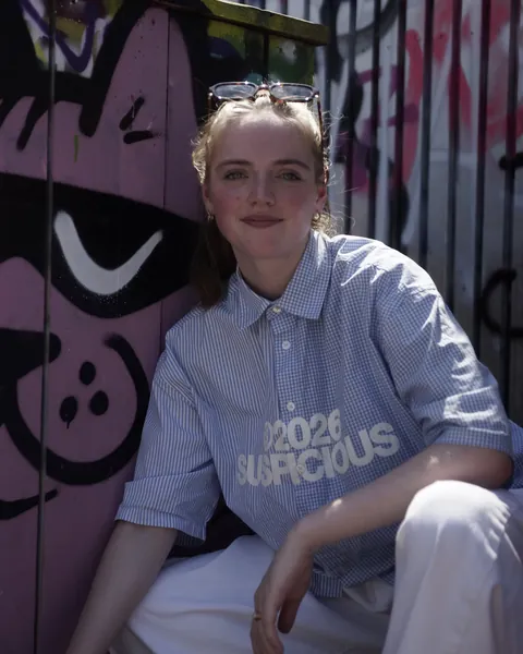 Portret van Floortje de Roo (FJDR.) voor een graffitimuur